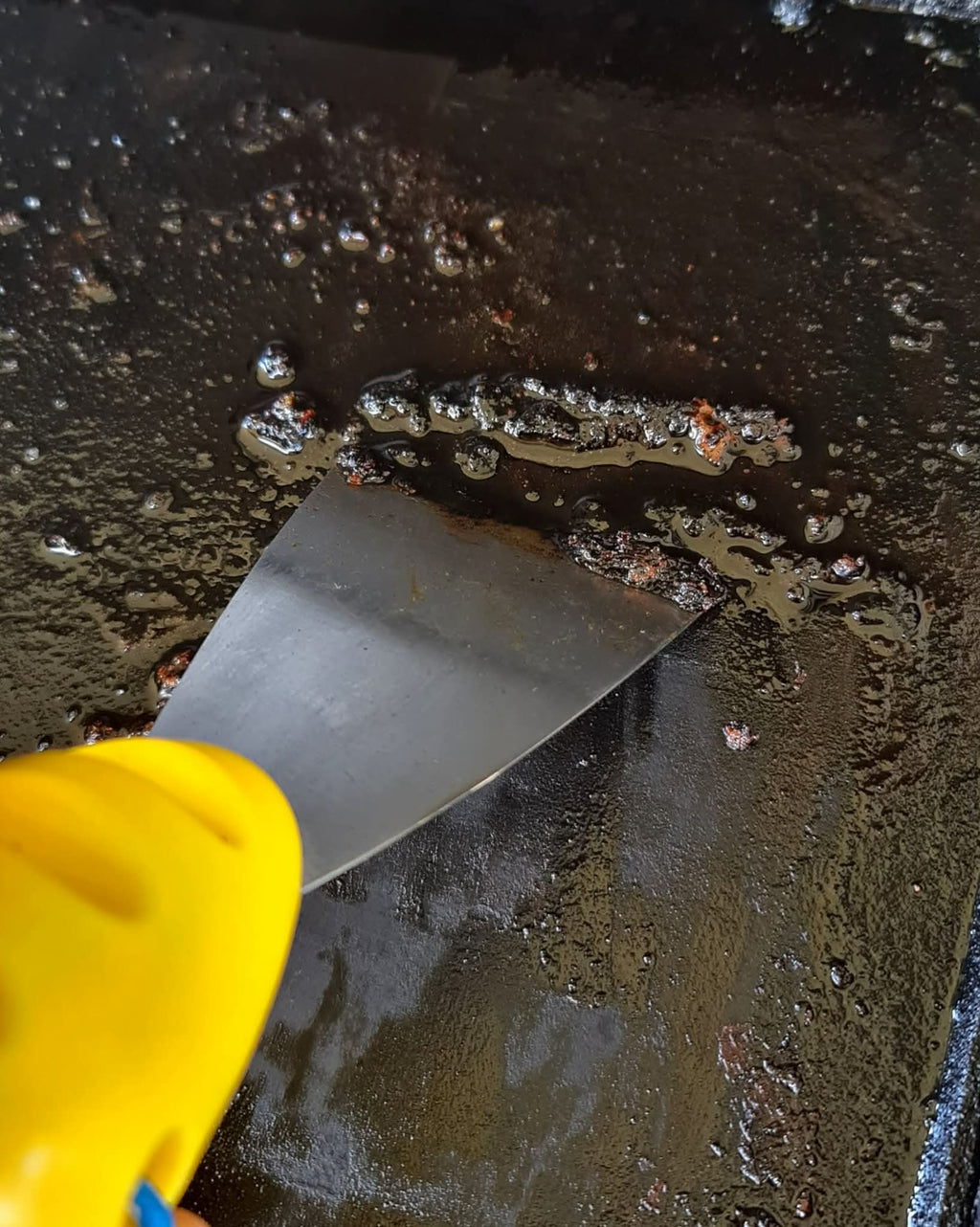 IkiPik BBQ scraper showing its wide stainless-steel cleaning blade